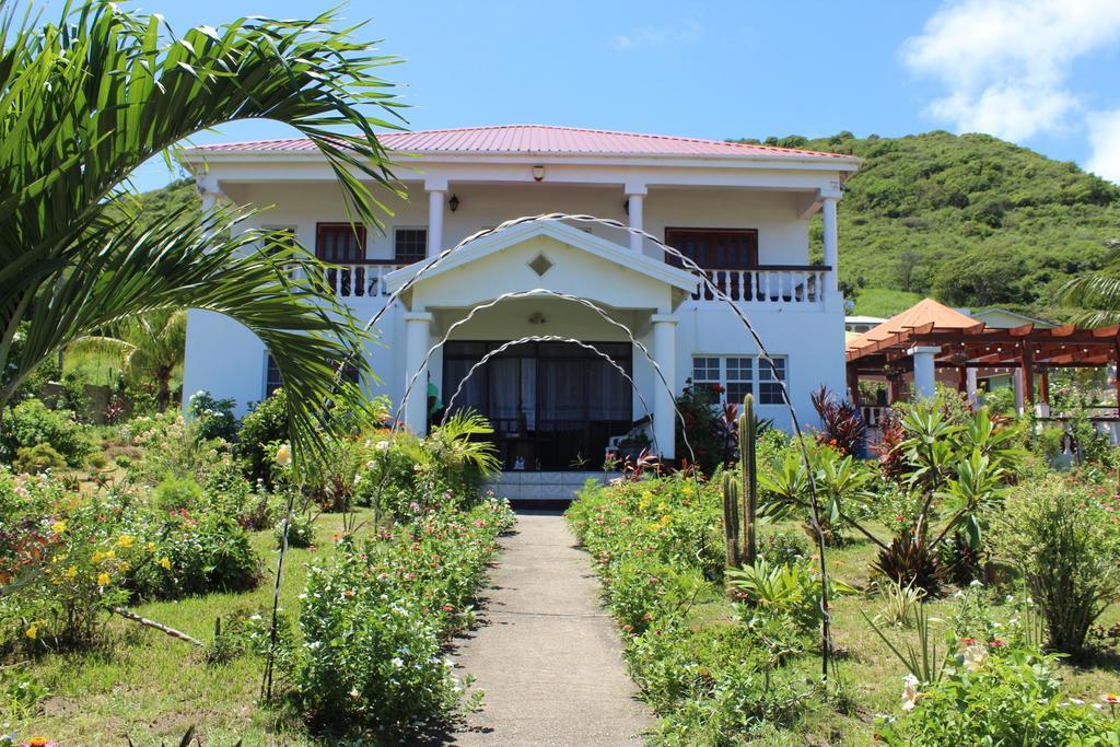 Fern Tree Bed And Breakfast Frigate Bay ภายนอก รูปภาพ